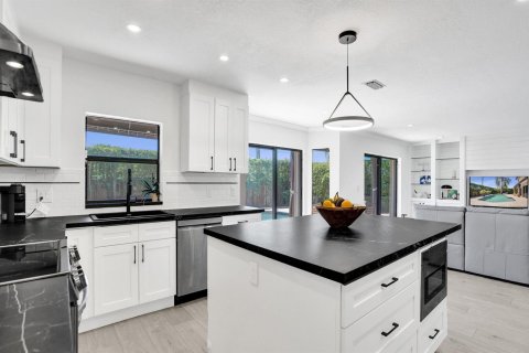 House in Cooper City, Florida 4 bedrooms, 302.4 sq.m. № 2186580 - photo 16