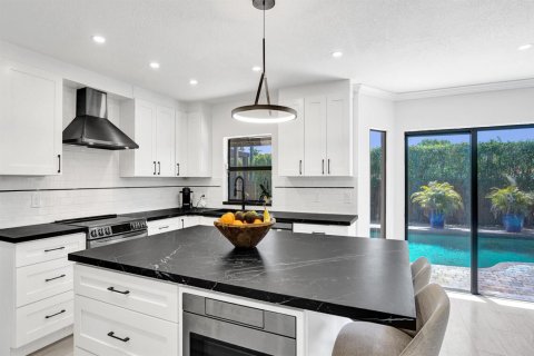 House in Cooper City, Florida 4 bedrooms, 302.4 sq.m. № 2186580 - photo 15