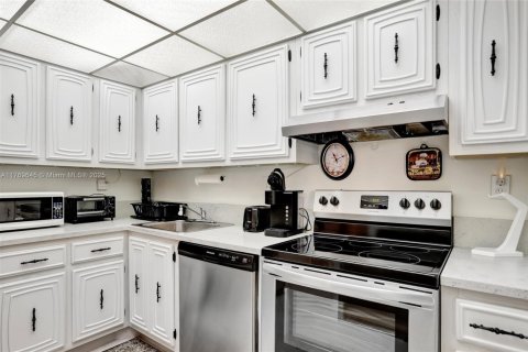 Condo in Lauderhill, Florida, 2 bedrooms  № 1863295 - photo 22