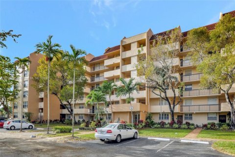 Condo in Lauderhill, Florida, 2 bedrooms  № 1863295 - photo 1