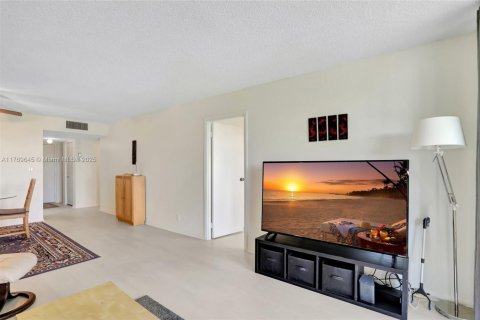 Condo in Lauderhill, Florida, 2 bedrooms  № 1863295 - photo 5