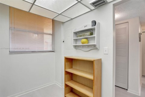 Condo in Lauderhill, Florida, 2 bedrooms  № 1863295 - photo 24