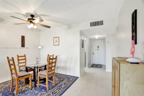 Condo in Lauderhill, Florida, 2 bedrooms  № 1863295 - photo 9