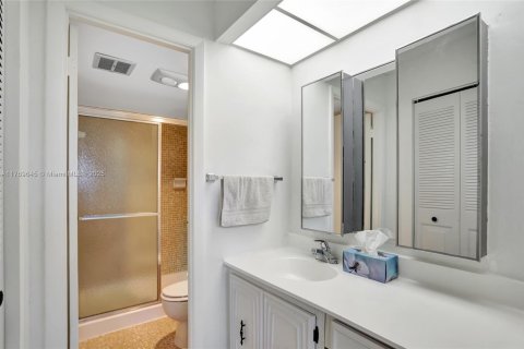 Condo in Lauderhill, Florida, 2 bedrooms  № 1863295 - photo 13