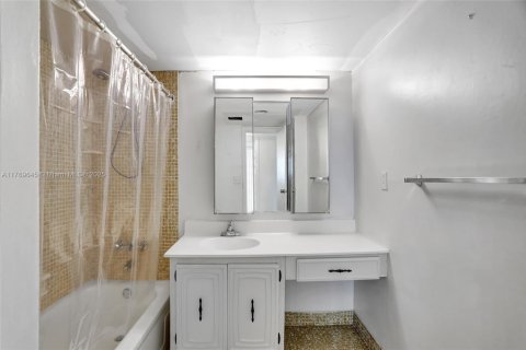 Condo in Lauderhill, Florida, 2 bedrooms  № 1863295 - photo 19