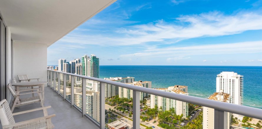 Condominio en Hollywood, Florida, 2 dormitorios  № 2183035