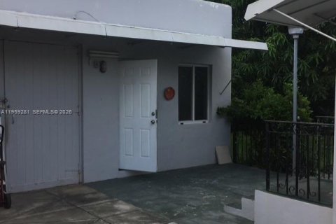 Apartamento en alquiler en Miami, Florida, 1 dormitorio, 139.54 m2 № 2018113 - foto 3