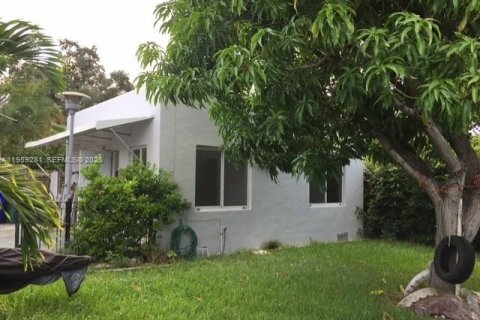 Apartamento en alquiler en Miami, Florida, 1 dormitorio, 139.54 m2 № 2018113 - foto 2