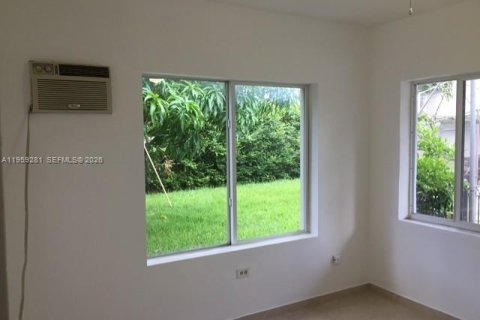 Apartamento en alquiler en Miami, Florida, 1 dormitorio, 139.54 m2 № 2018113 - foto 4