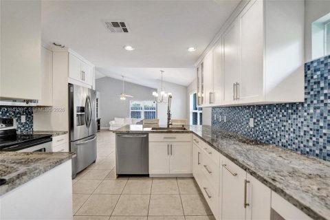 House in Davie, Florida 2 bedrooms, 116.69 sq.m. № 1999590 - photo 6