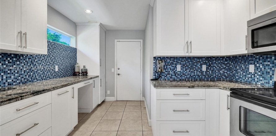 House in Davie, Florida 2 bedrooms, 116.69 sq.m. № 1999590