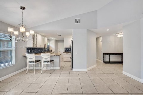 House in Davie, Florida 2 bedrooms, 116.69 sq.m. № 1999590 - photo 19