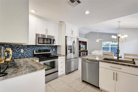 House in Davie, Florida 2 bedrooms, 116.69 sq.m. № 1999590 - photo 5