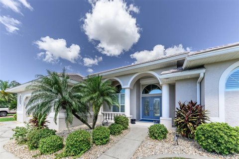Villa ou maison à louer à Punta Gorda, Floride: 3 chambres, 222.41 m2 № 2432622 - photo 4
