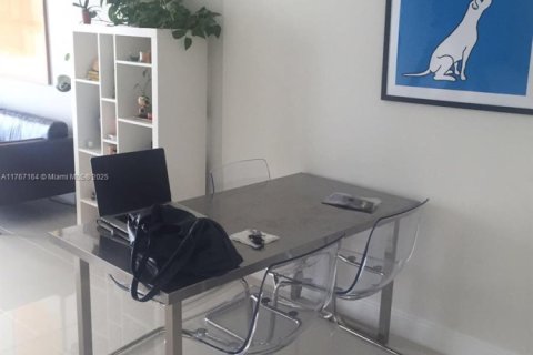 Condo in Miami, Florida, 1 bedroom  № 1691415 - photo 2