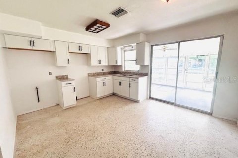 House in Weeki Wachee, Florida 2 bedrooms, 91.04 sq.m. № 1904747 - photo 2