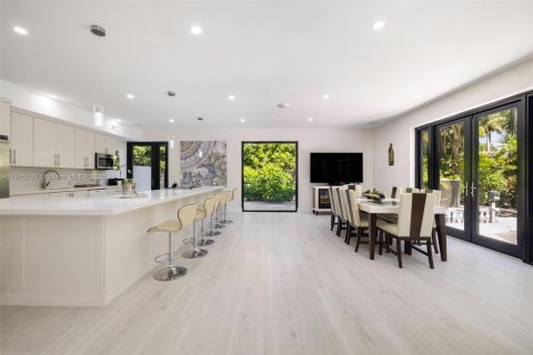 Casa en venta en Coral Gables, Florida, 5 dormitorios, 434.32 m2 № 1970917 - foto 3