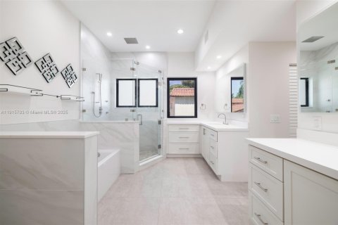 Casa en venta en Coral Gables, Florida, 5 dormitorios, 434.32 m2 № 1970917 - foto 18