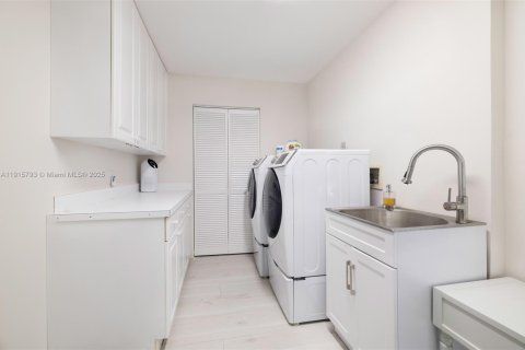 Casa en venta en Coral Gables, Florida, 5 dormitorios, 434.32 m2 № 1970917 - foto 23