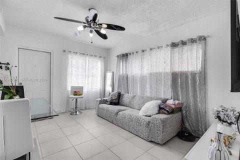 Casa en venta en Miami, Florida, 4 dormitorios, 204.57 m2 № 2025836 - foto 11