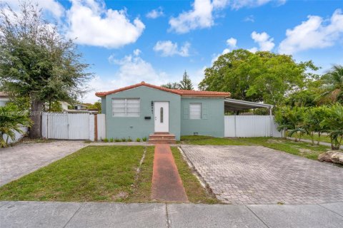 Casa en venta en Miami, Florida, 4 dormitorios, 204.57 m2 № 2025836 - foto 1