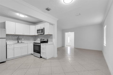 Casa en venta en Miami, Florida, 4 dormitorios, 204.57 m2 № 2025836 - foto 29