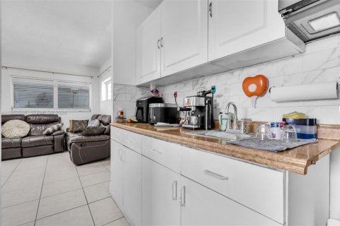 Casa en venta en Miami, Florida, 4 dormitorios, 204.57 m2 № 2025836 - foto 16