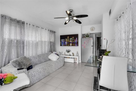 Casa en venta en Miami, Florida, 4 dormitorios, 204.57 m2 № 2025836 - foto 12