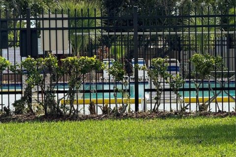House in Brandon, Florida 3 bedrooms, 164.16 sq.m. № 2227377 - photo 12