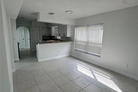 House in Brandon, Florida 3 bedrooms, 164.16 sq.m. № 2227377 - photo 5