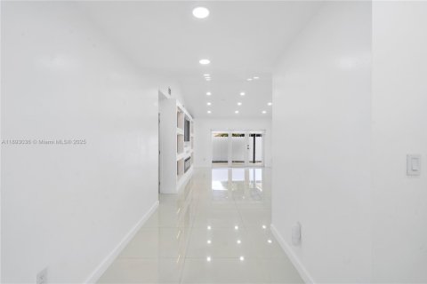 Casa en venta en Hialeah, Florida, 4 dormitorios, 147.53 m2 № 1945079 - foto 6