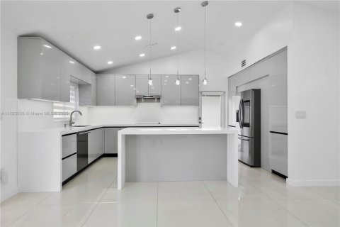 Casa en venta en Hialeah, Florida, 4 dormitorios, 147.53 m2 № 1945079 - foto 12