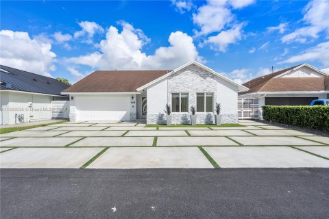 Casa en venta en Hialeah, Florida, 4 dormitorios, 147.53 m2 № 1945079 - foto 2