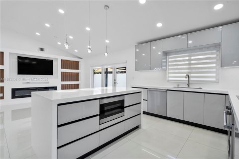 Casa en venta en Hialeah, Florida, 4 dormitorios, 147.53 m2 № 1945079 - foto 16
