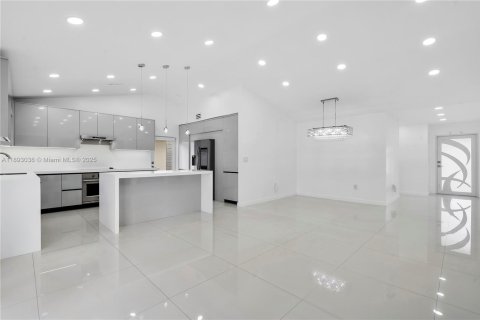 Casa en venta en Hialeah, Florida, 4 dormitorios, 147.53 m2 № 1945079 - foto 11