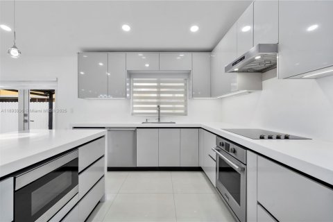 Casa en venta en Hialeah, Florida, 4 dormitorios, 147.53 m2 № 1945079 - foto 17