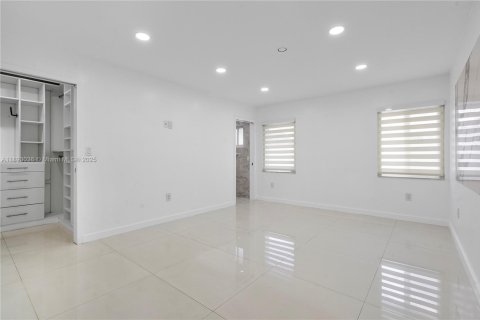 Casa en venta en Hialeah, Florida, 4 dormitorios, 147.53 m2 № 1945079 - foto 23