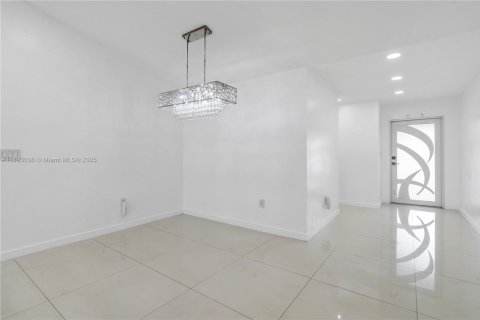 Casa en venta en Hialeah, Florida, 4 dormitorios, 147.53 m2 № 1945079 - foto 22