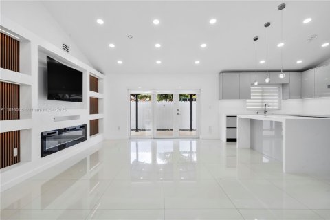 Casa en venta en Hialeah, Florida, 4 dormitorios, 147.53 m2 № 1945079 - foto 8