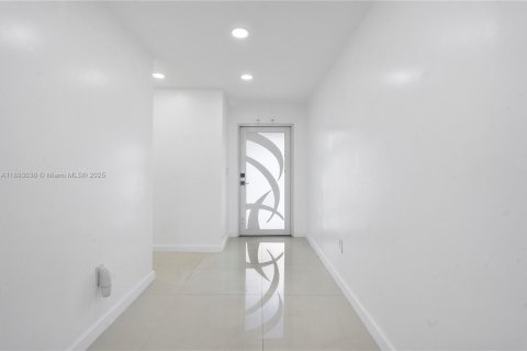 Casa en venta en Hialeah, Florida, 4 dormitorios, 147.53 m2 № 1945079 - foto 30
