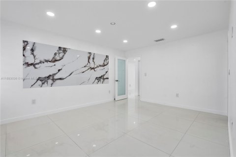 Casa en venta en Hialeah, Florida, 4 dormitorios, 147.53 m2 № 1945079 - foto 25