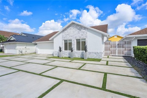 Casa en venta en Hialeah, Florida, 4 dormitorios, 147.53 m2 № 1945079 - foto 5