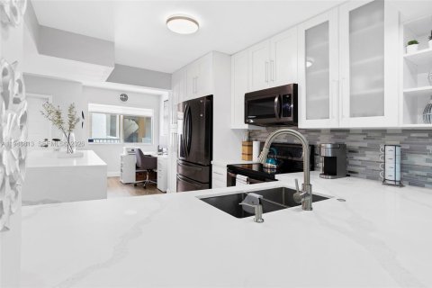 Купить кондоминиум в Тамарак, Флорида 2 спальни, 118.45м2, № 2007803 - фото 6