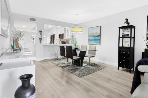 Купить кондоминиум в Тамарак, Флорида 2 спальни, 118.45м2, № 2007803 - фото 28