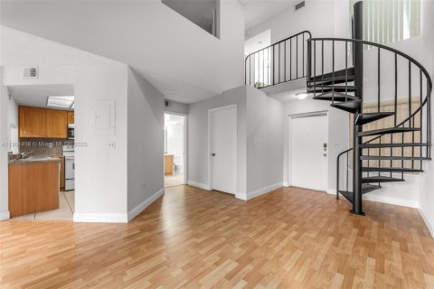 Condominio en alquiler en Miami, Florida, 2 dormitorios, 105.17 m2 № 1951718 - foto 1