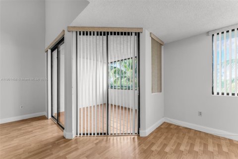 Condominio en alquiler en Miami, Florida, 2 dormitorios, 105.17 m2 № 1951718 - foto 7