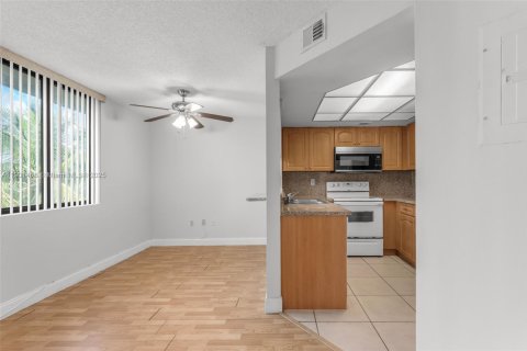 Condominio en alquiler en Miami, Florida, 2 dormitorios, 105.17 m2 № 1951718 - foto 4