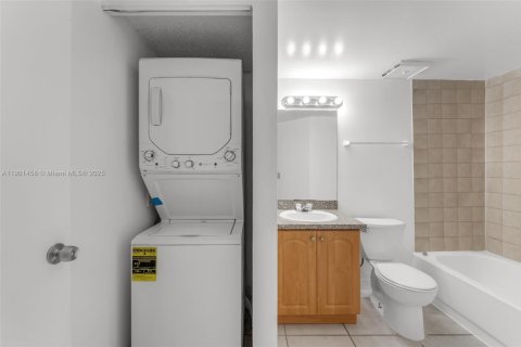 Condominio en alquiler en Miami, Florida, 2 dormitorios, 105.17 m2 № 1951718 - foto 13