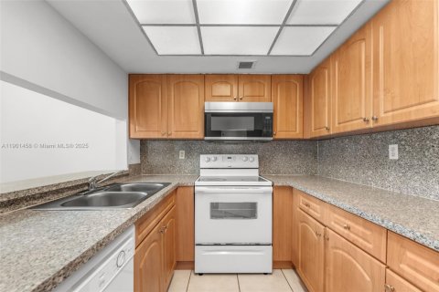 Condominio en alquiler en Miami, Florida, 2 dormitorios, 105.17 m2 № 1951718 - foto 6