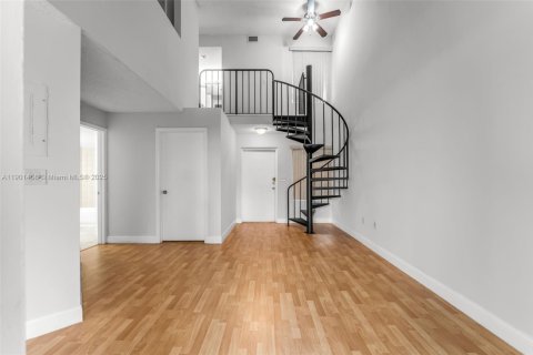 Condominio en alquiler en Miami, Florida, 2 dormitorios, 105.17 m2 № 1951718 - foto 2